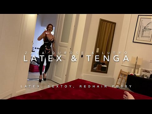 ❤️ Dada wa kambo mwenye kichwa chekundu akiwa amevalia vazi la latex alilobanwa na kaka wa kambo Video ya ngono ☑